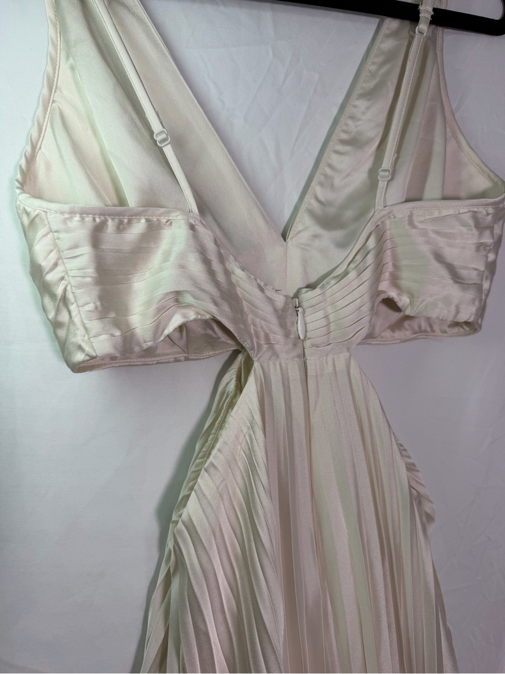 Abercrombie & Fitch Ivory Plunging V-Neck Pleated Maxi Dress - Picture 5 of 9